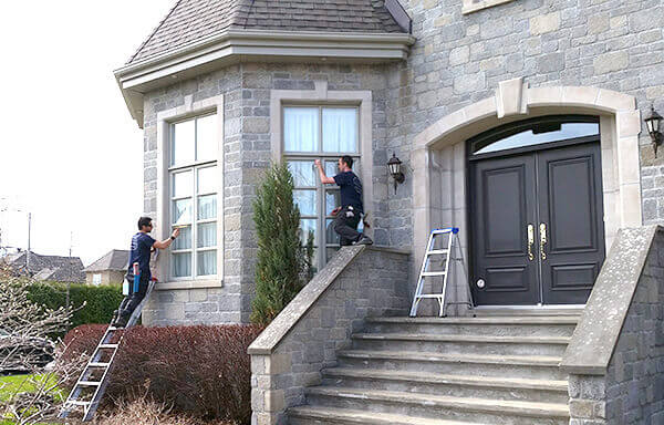 Equipe vitrisimo qui lave des vitres d'une maison de Boucherville